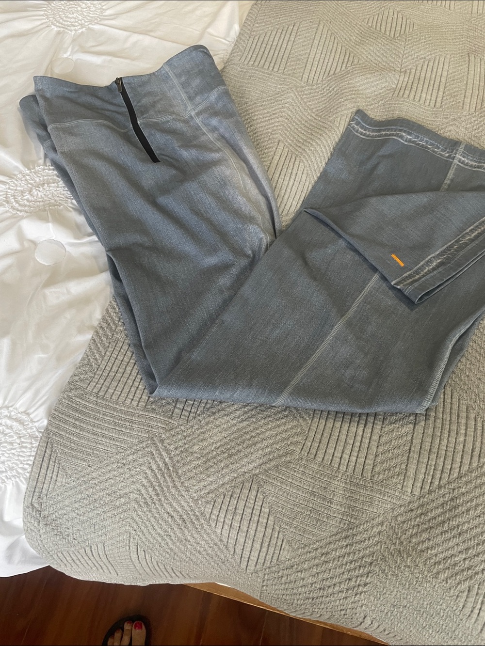 Lucy activewear stretch pull on jeans w/ side zip. - Picture 3 of 7